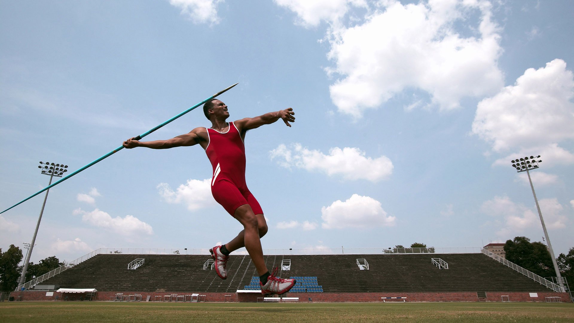 日本骑手吉塔·日特科维奇荣获2024年最佳障碍赛骑手奖，表彰其卓越表现。